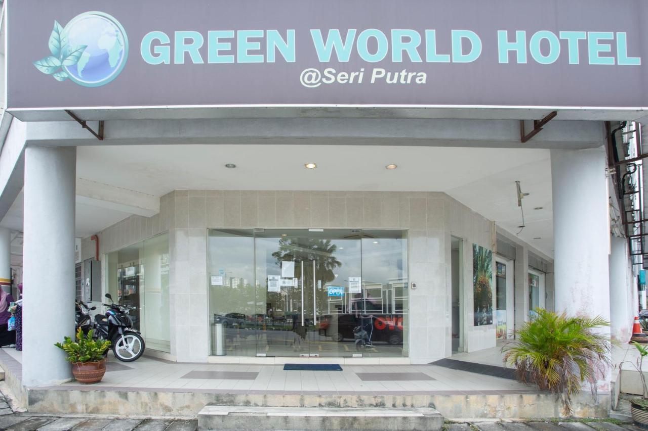 โอโย 89966 กรีนเวิลด์ โฮเต็ล แอท เซริปุตรา Hotel กาจัง ภายนอก รูปภาพ
