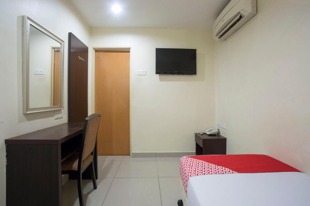 โอโย 89966 กรีนเวิลด์ โฮเต็ล แอท เซริปุตรา Hotel กาจัง ภายนอก รูปภาพ