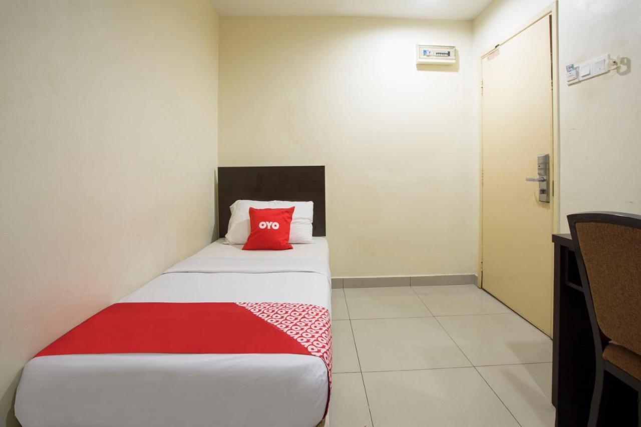 โอโย 89966 กรีนเวิลด์ โฮเต็ล แอท เซริปุตรา Hotel กาจัง ภายนอก รูปภาพ